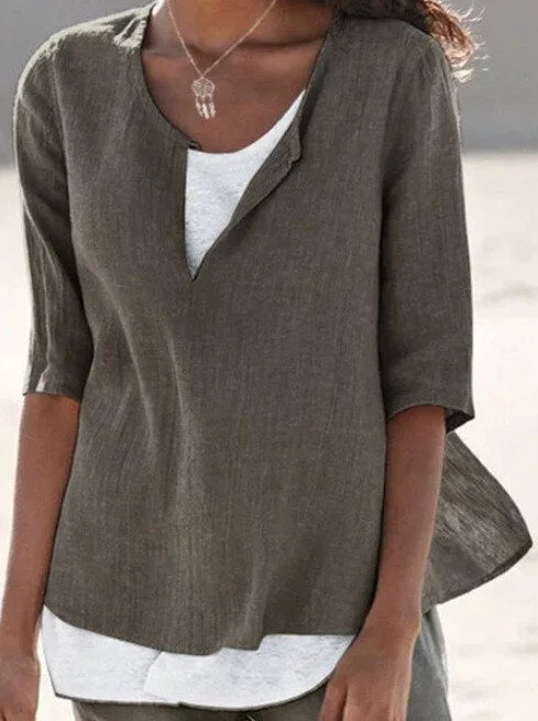 Chemisier femme élégant et respirant à col V, parfait pour l'été. Style fluide décontracté, disponible grande taille.