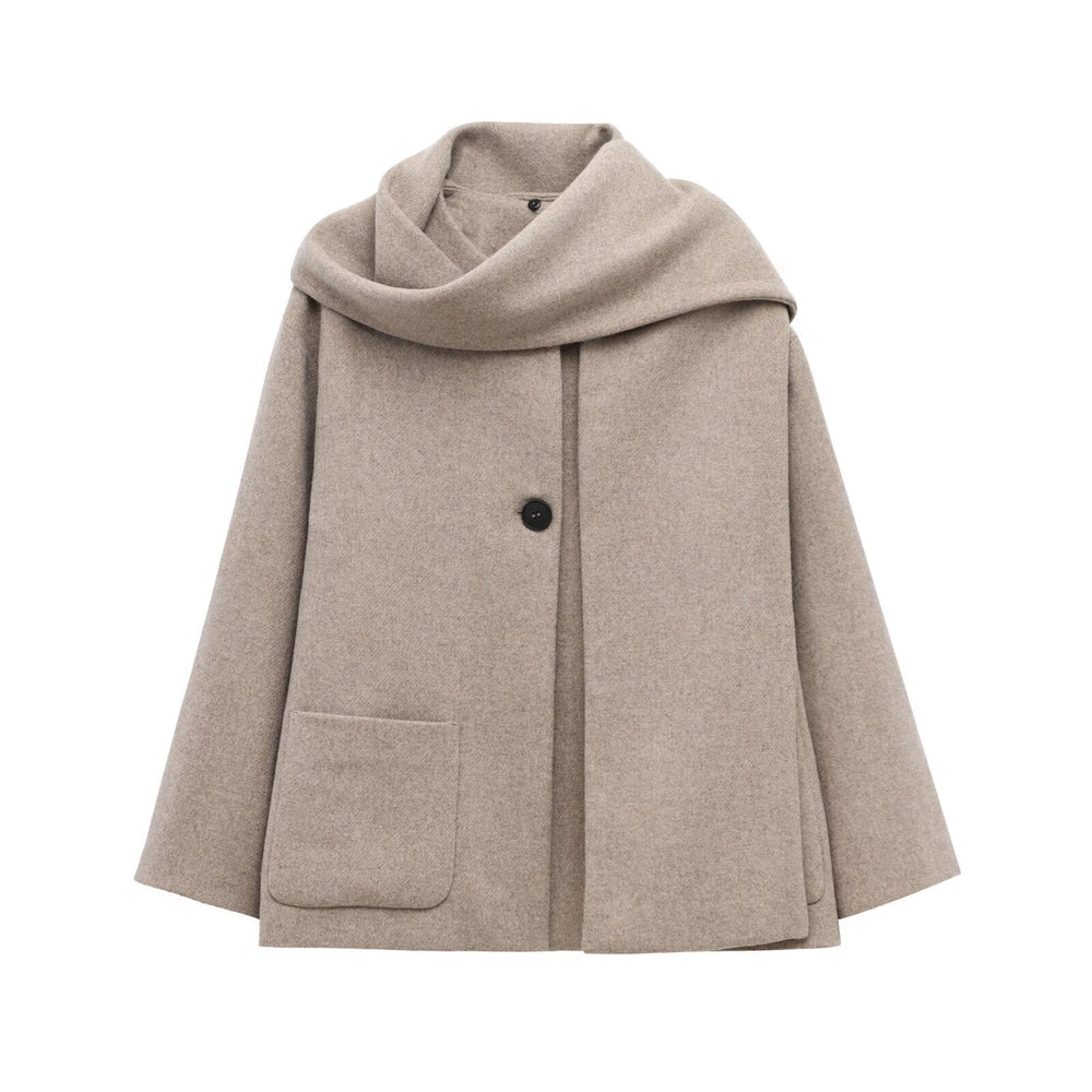 Manteau femme chic kaki, col enveloppant. Mode féminine française, chaleur assurée en hiver.