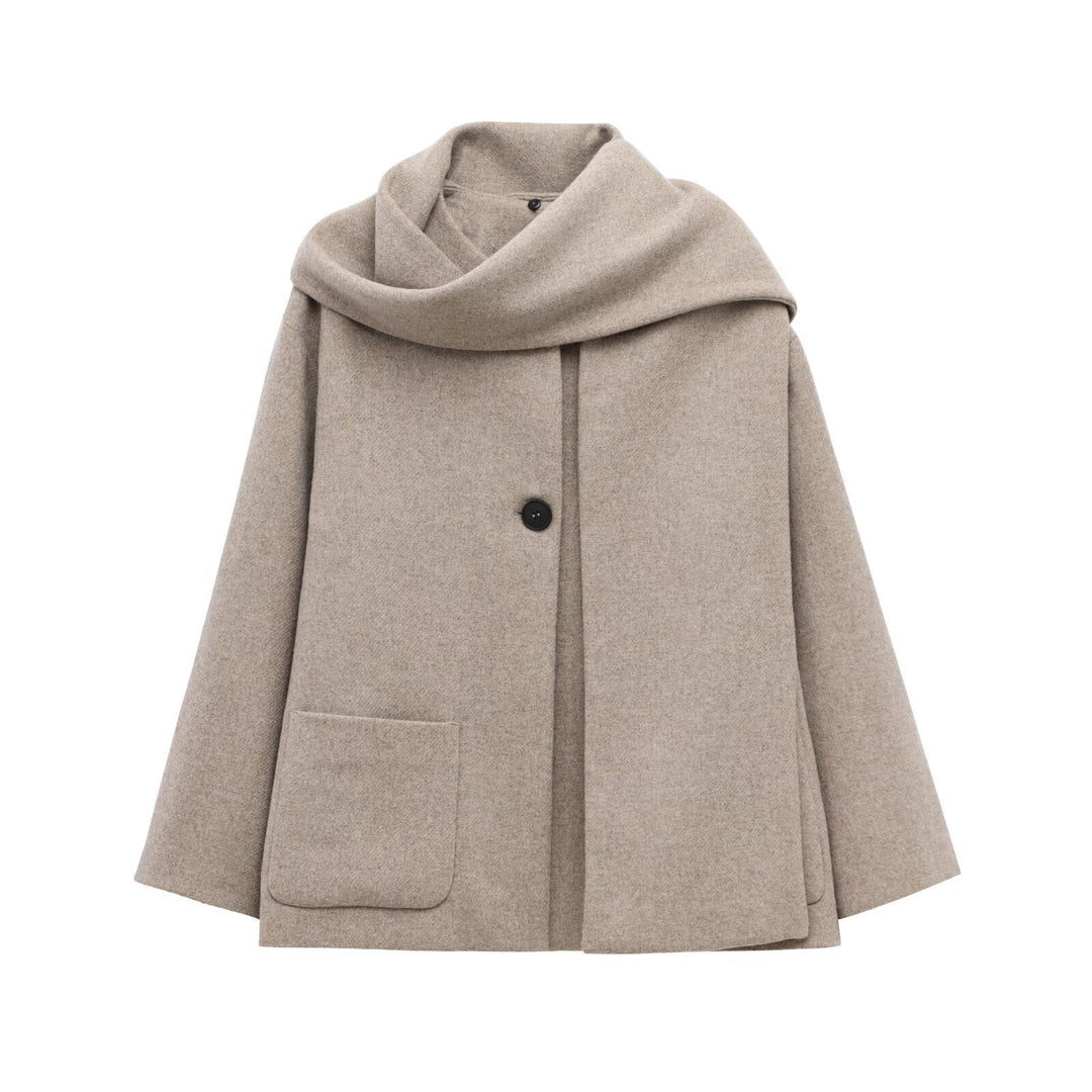 Manteau femme chic kaki, col enveloppant. Mode féminine française, chaleur assurée en hiver.