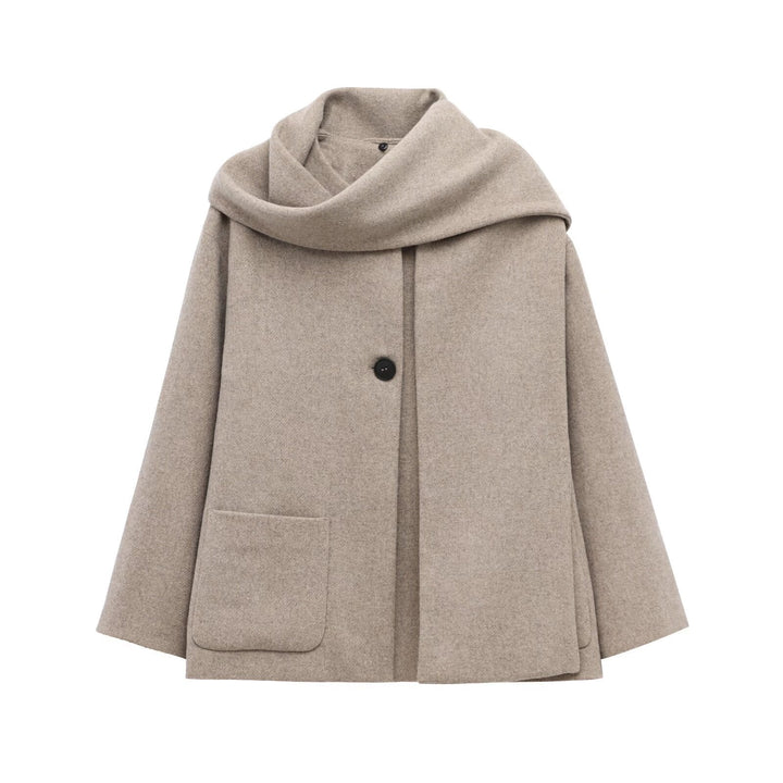 Manteau femme chic kaki, col enveloppant. Mode féminine française, chaleur assurée en hiver.