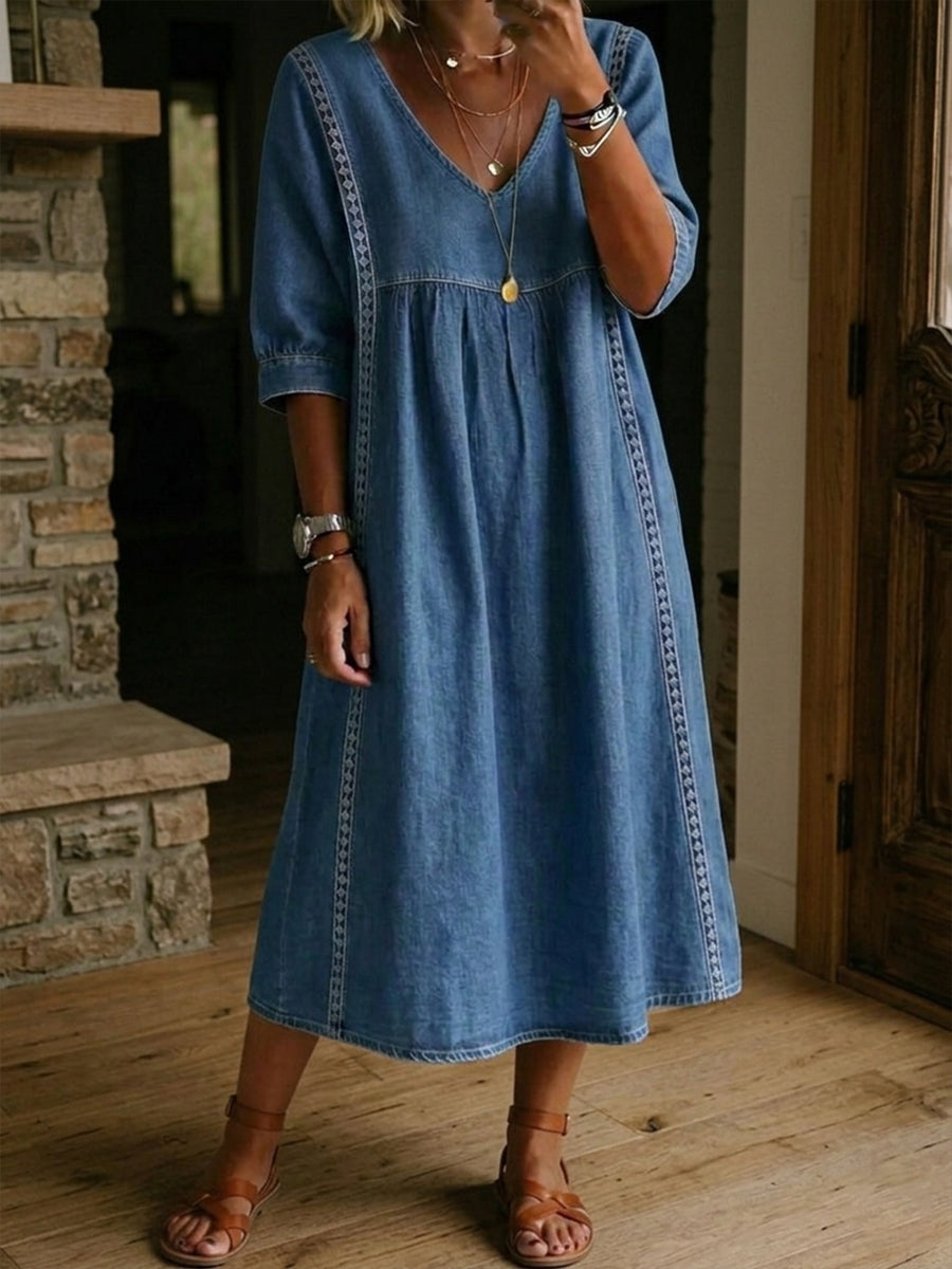 Robe denim fluide femme col V avec dentelle, style décontracté chic pour un confort quotidien printanier et estival.