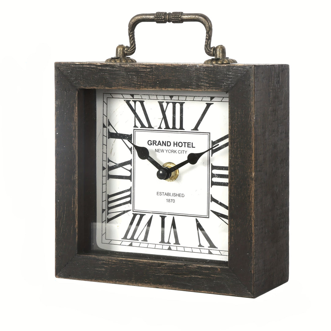 Décoration murale : grande horloge en bois rustique avec protection en verre, accent de style pour la maison.