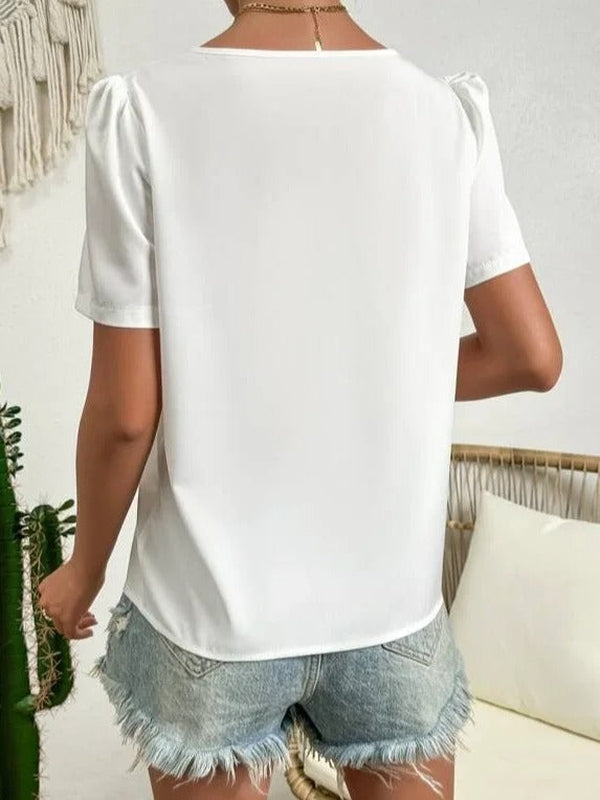 Blouse femme Josianne, un haut d'été fluide à col asymétrique et manches bouffantes. Tendance mode féminine.