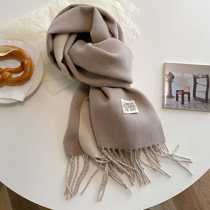 Hiver au chaud : écharpe réversible en cachemire pour femme, douce, mode et un vrai luxe à porter.