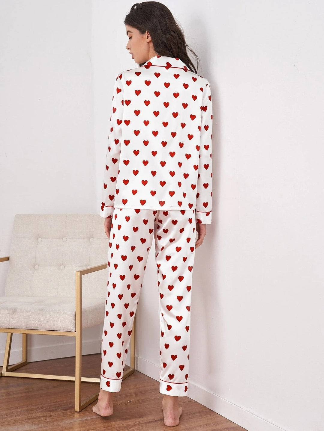 Pyjama femme blanc style chemise-pantalon, motif cœur. Idéal soirées détente, sommeil confortable et loungewear.