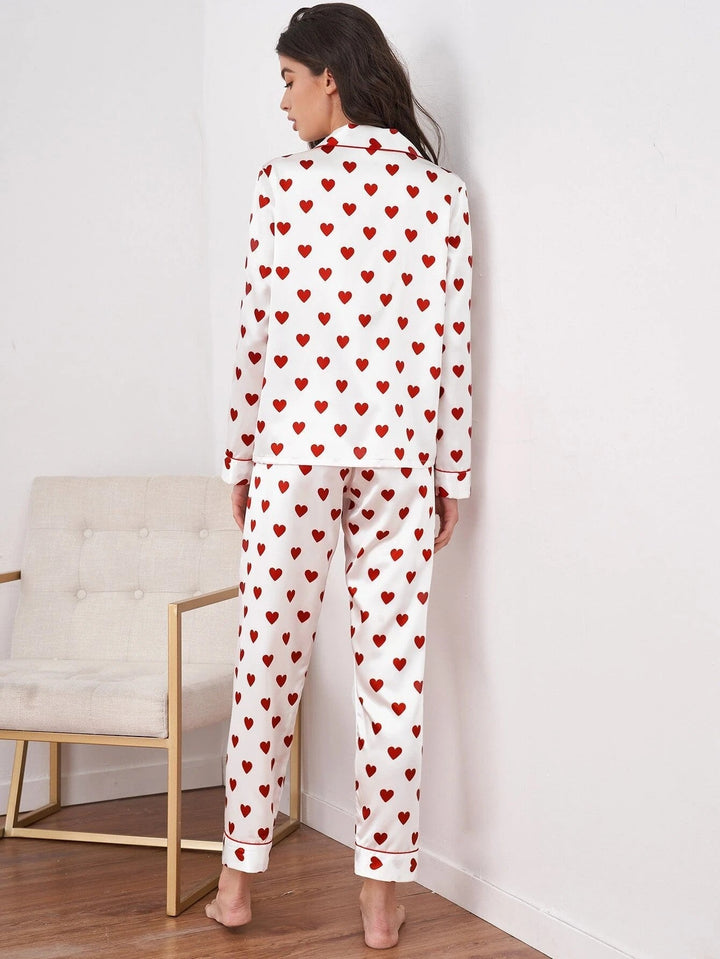 Pyjama femme blanc style chemise-pantalon, motif cœur. Idéal soirées détente, sommeil confortable et loungewear.