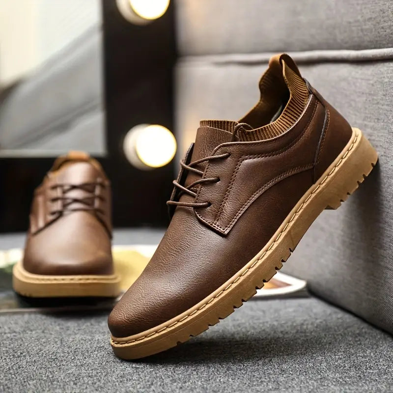 Chaussures marron à lacets pour hommes, alliant élégance et confort. Parfaites pour la mode homme décontractée.