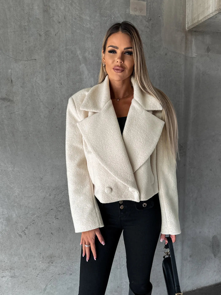 Veste d'automne-hiver oversize pour femme, coupe courte et style tendance.