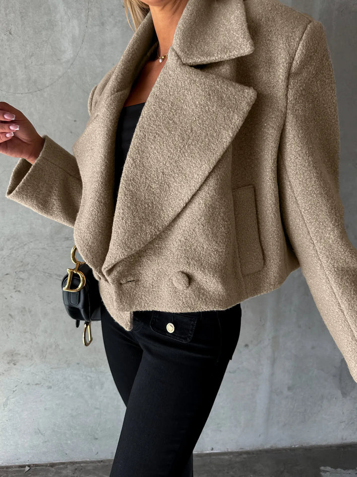 Manteau court hivernal femme, style oversize chic, pour un confort élégant.