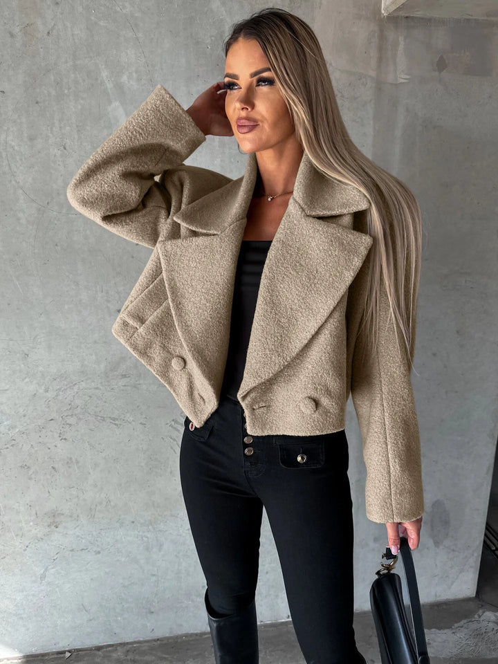 Manteau oversize femme, coupe courte et élégante, idéal pour un style décontracté chic.