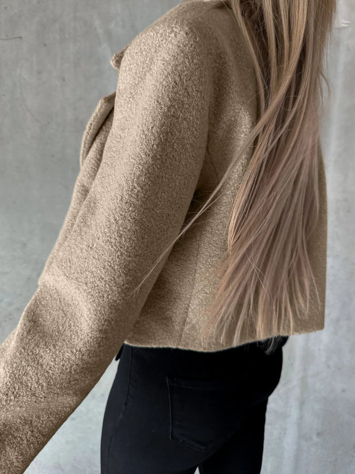 Veste femme courte et oversize, avec revers, parfaite pour les journées fraîches d'automne.