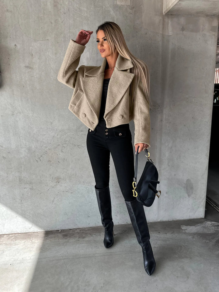 Élégant manteau femme à revers, coupe courte et ample, parfait pour l'automne décontracté.