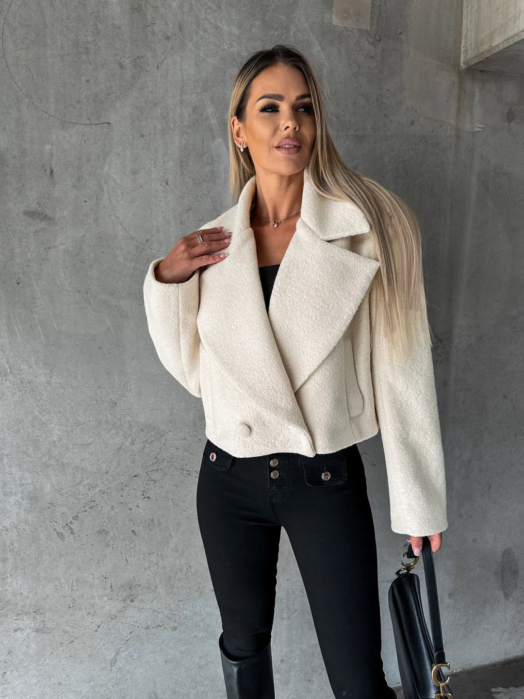 Élégant manteau oversize femme, parfait pour un look décontracté chic en hiver.