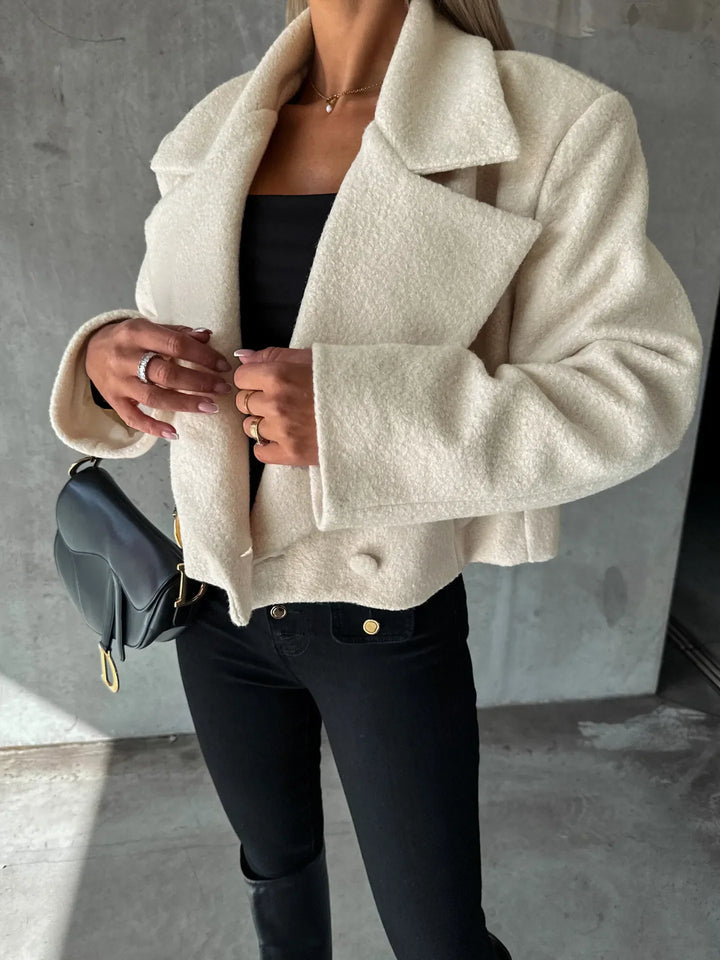 Manteau court oversize femme, élégant et décontracté pour l'automne-hiver.