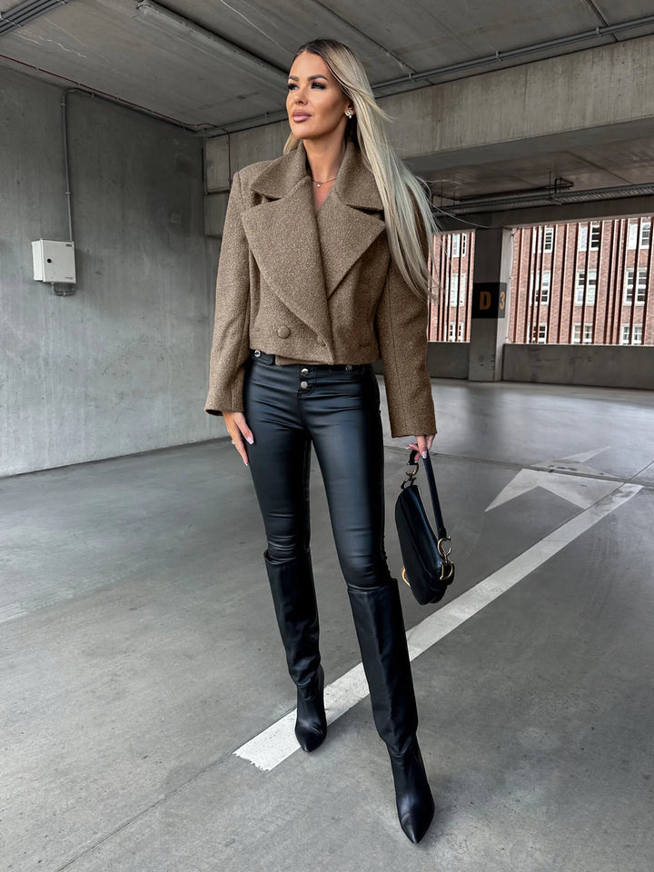 Manteau court femme, style oversize avec grands revers, tendance automne-hiver.