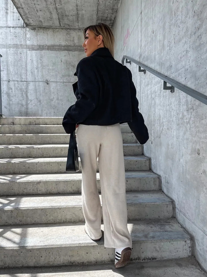 Manteau chic oversize femme, court et moderne, pour un look hivernal stylé.