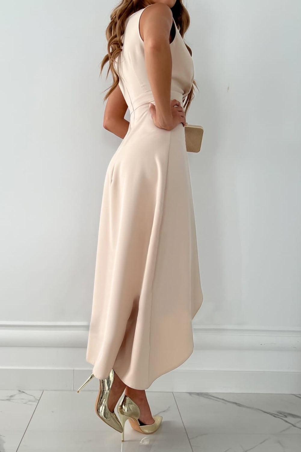 Robe midi élégante femme sans manches. Cache-cœur, coupe asymétrique, parfaite pour un look chic ou décontracté d'été.