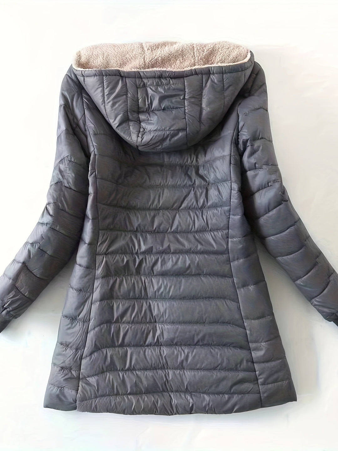 Détail du manteau matelassé femme, imperméable et chaud, offrant confort et élégance pour l'hiver.