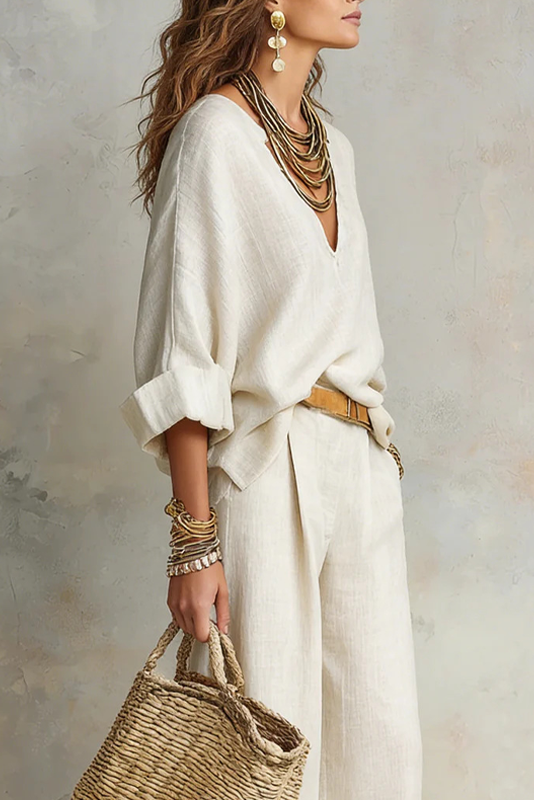 Tenue fluide confortable deux pièces col V et pantalon large. Idéale pour les vacances ou un look décontracté.