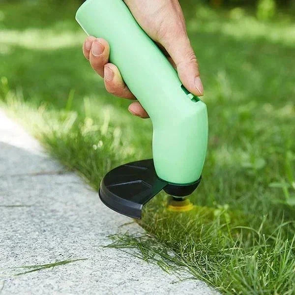 Outil de jardin GrassPro : débroussailleuse sans fil avec batterie lithium et lames acier pour coupe précise.