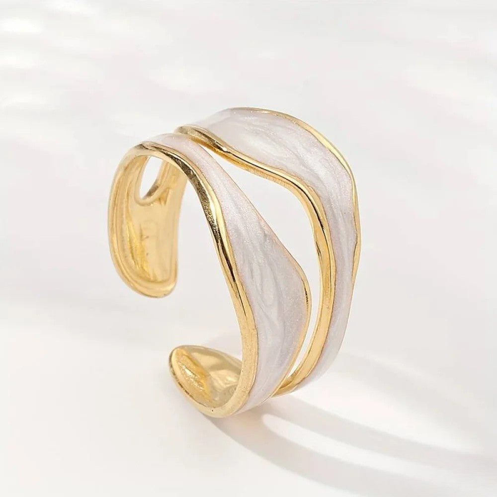 Bague femme antique en or blanc, bijou élégant et scintillant, parfait pour un cadeau de luxe.