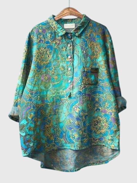 Vêtement femme décontracté-chic, cette blouse fleurie est un must-have mode.
