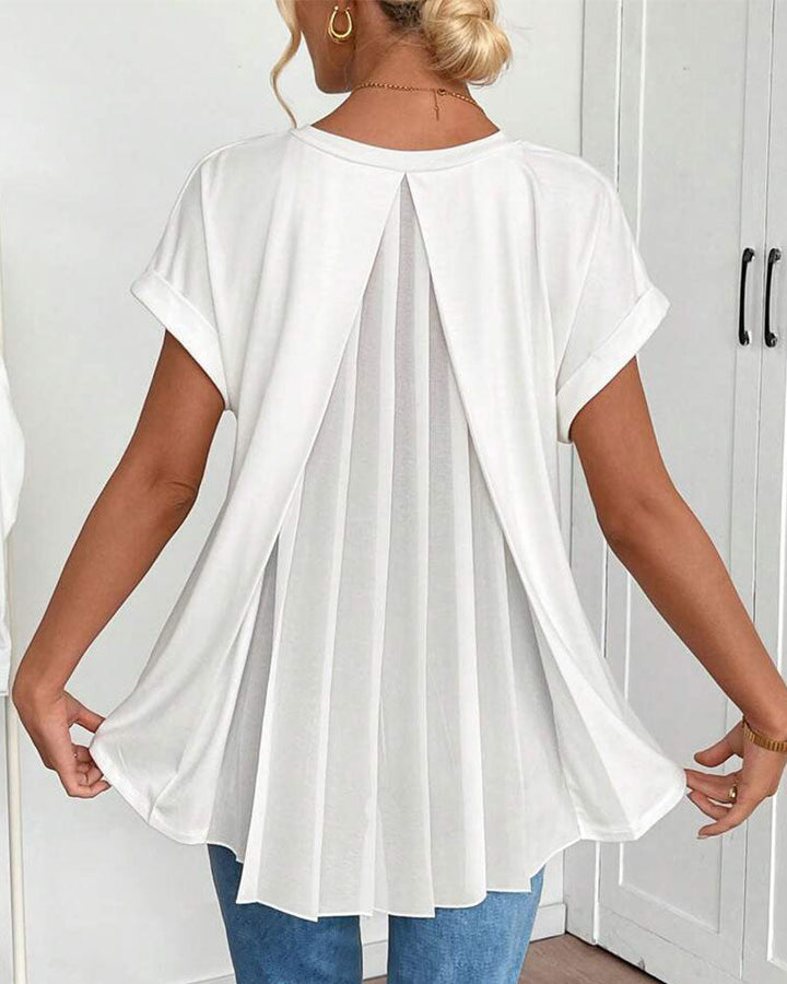 Blouse plissée élégante à manches courtes pour femme, mode féminine et confort quotidien. Couleur blanc.