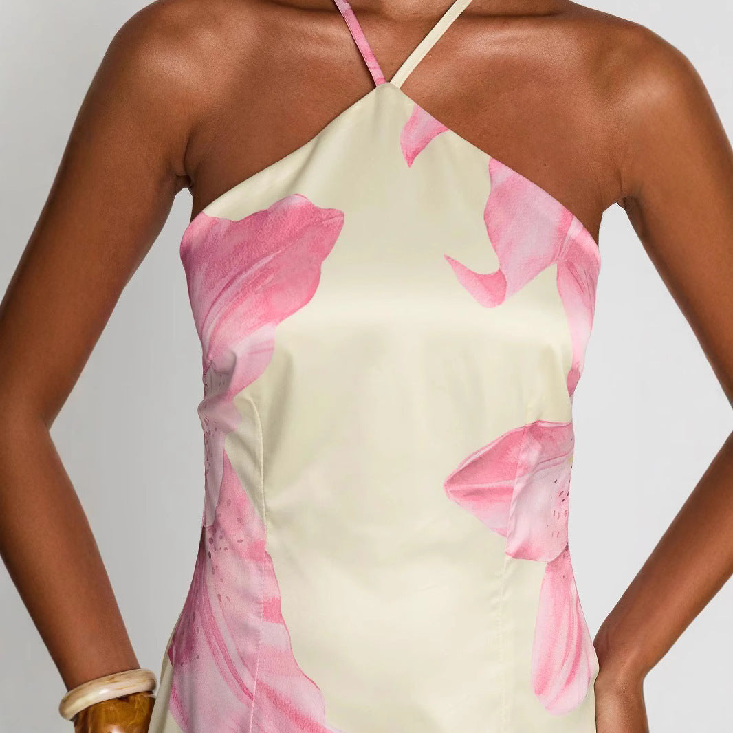 Mode femme: Robe courte florale à encolure licou, design féminin et chic pour l'été.