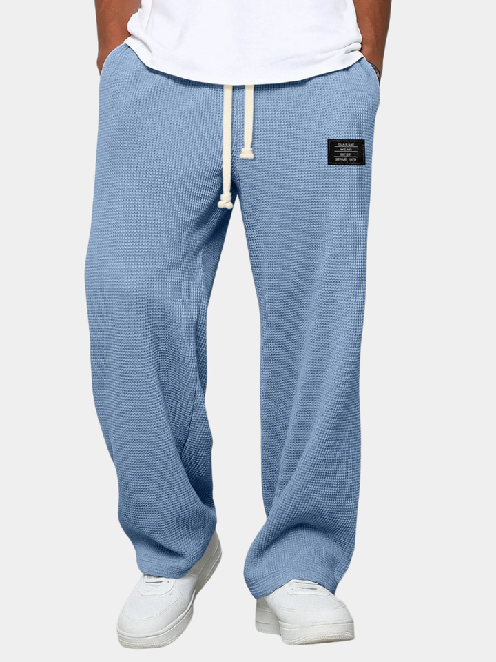 Pantalon homme décontracté gris anthracite, coupe droite pour confort ultime, idéal style casual quotidien.