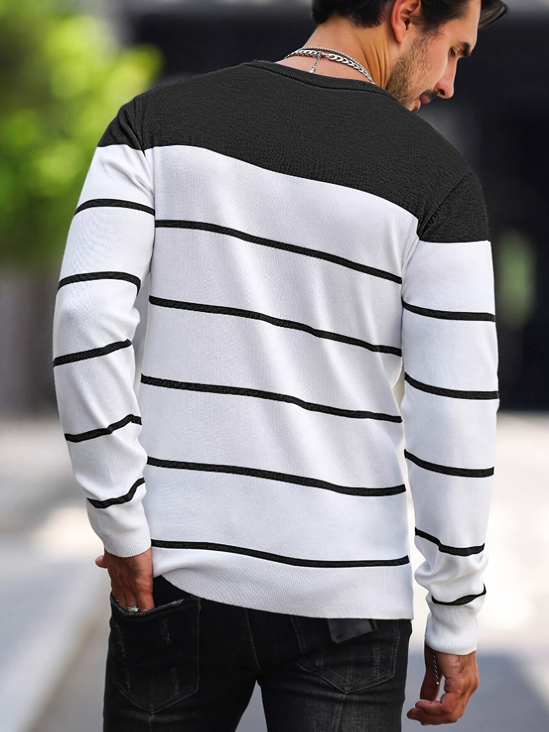 Zoom sur le tissu du pull homme rayé, doux et confortable. Qualité supérieure pour un vêtement moderne.