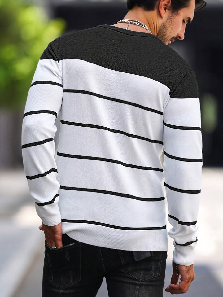 Zoom sur le tissu du pull homme rayé, doux et confortable. Qualité supérieure pour un vêtement moderne.