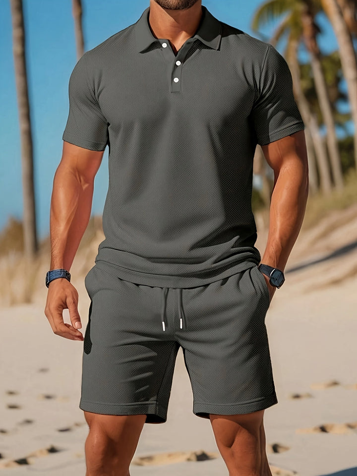 Ensemble homme décontracté: polo manches courtes et short. Parfait pour un style casual chic et le confort estival.