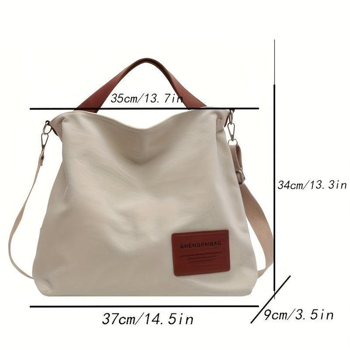 Élégant sac bandoulière minimaliste en toile, parfait pour un look casual chic. Accessoire mode polyvalent.
