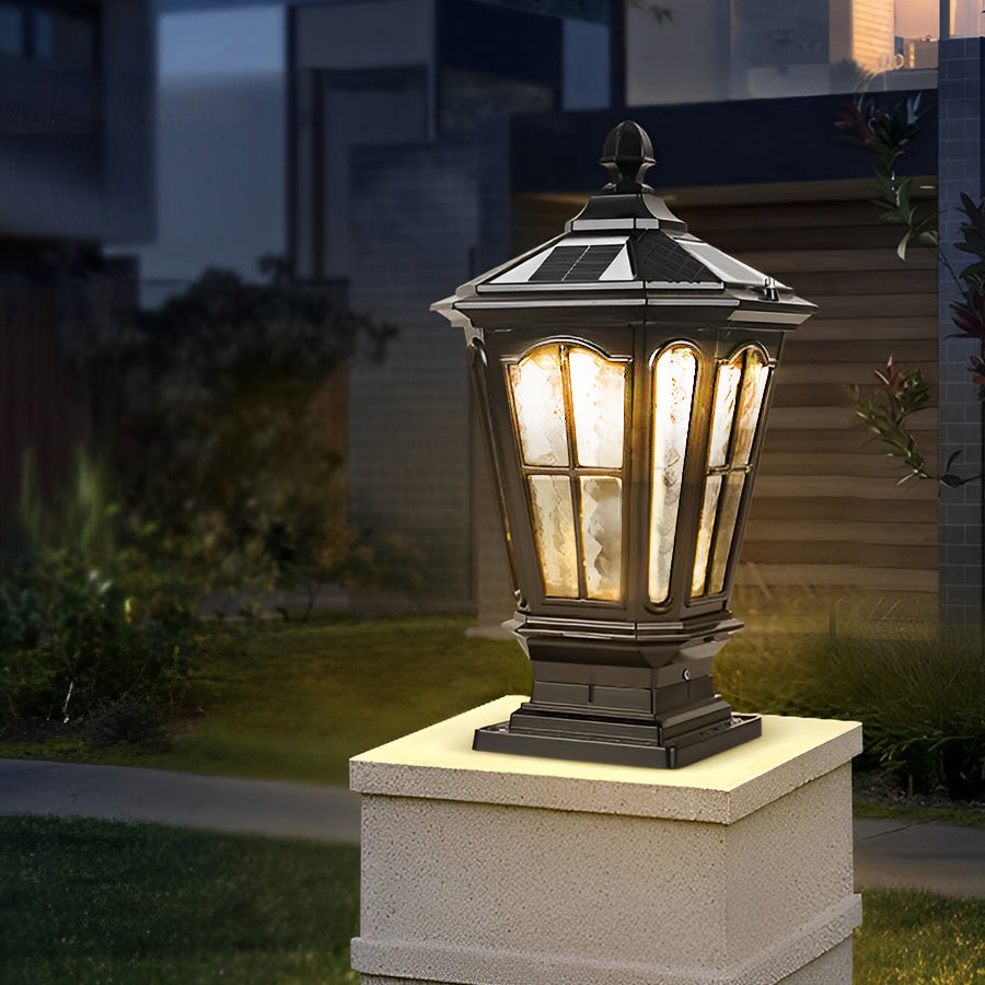 Lampe de jardin solaire classique sur socle en aluminium. Idéale pour éclairage extérieur et allée.