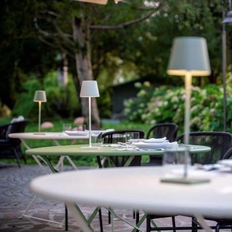 Lampe LED de table, sans fil et étanche, rechargeable, avec commande vocale, style minimaliste.