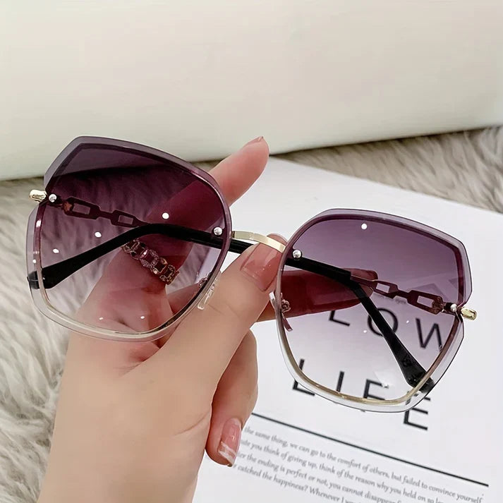 Accessoire mode polyvalent: lunettes de soleil femme sans monture, cristaux, pour un style raffiné.