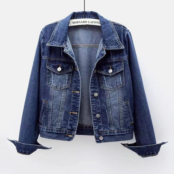 Veste en jean femme courte avec boutons, poches et coupe ajustée tendance. Vêtement printanier.