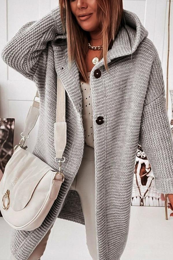 Chandail boutonné à capuche femme, confortable et chaud, idéal pour superposer en hiver.