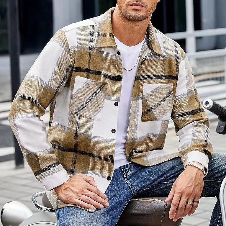 Veste homme boutonnée tendance, motif carreaux. Style automnal décontracté avec poches pratiques.