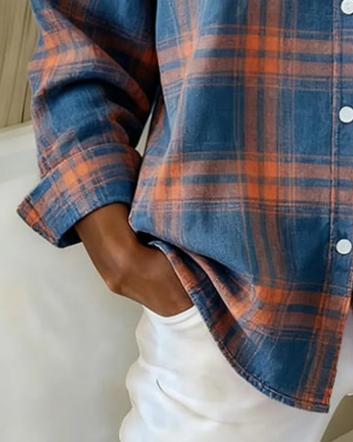 Détail de la chemise femme à carreaux avec col revers et poignets. Style moderne pour toutes les occasions.