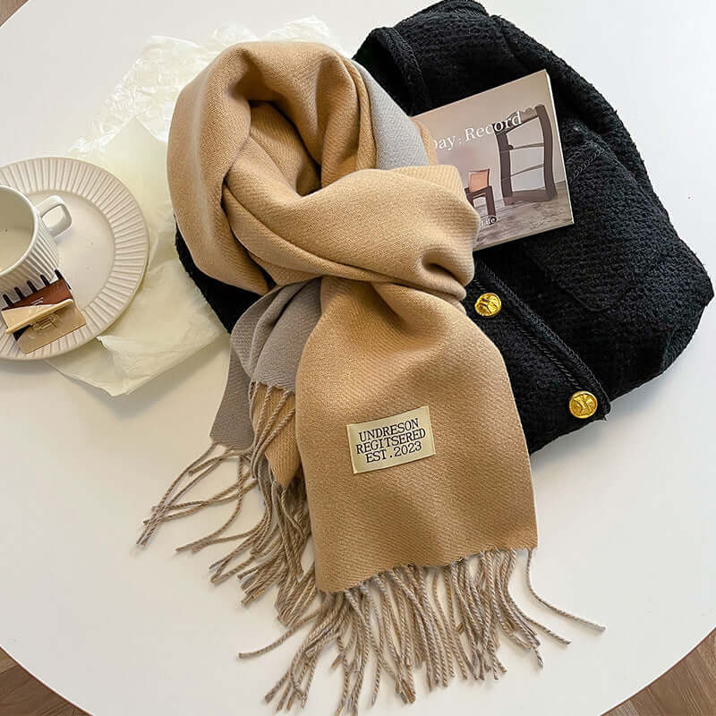 Luxueuse écharpe réversible pour femme en cachemire, garantissant chaleur et style sophistiqué en hiver.