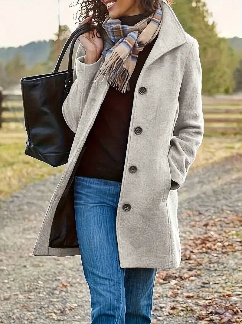 Manteau femme coupe ajustée et féminine, idéal pour l'automne-hiver. Confortable et chic.
