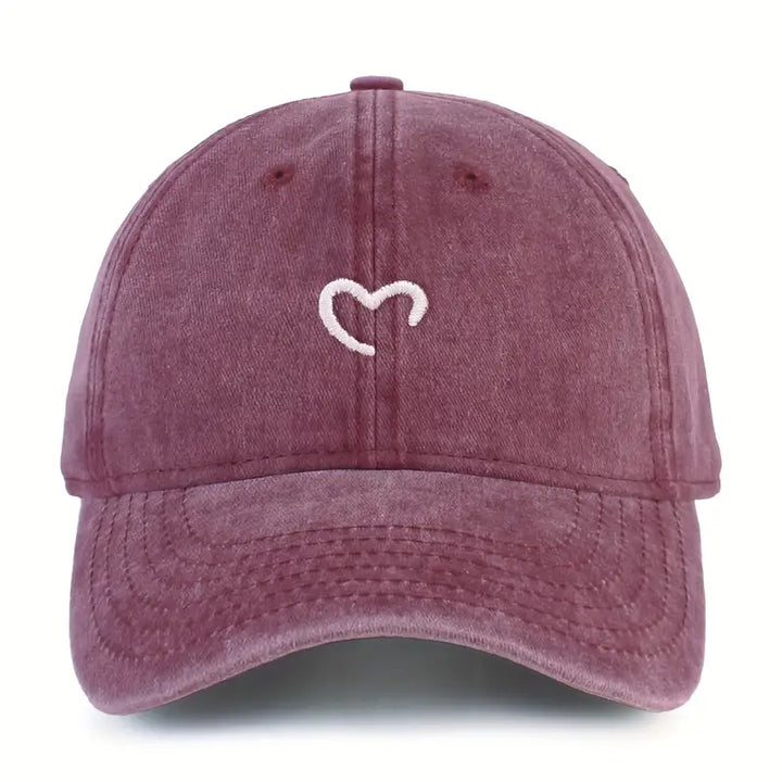 Accessoire mode femme : casquette brodée d'un cœur, design minimaliste. Confortable, ajustable et stylée.
