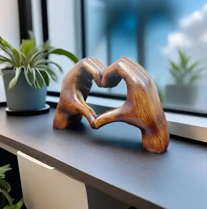 Cœur en bois sculpté fait main, artisanat unique pour décoration intérieure. Idéal cadeau romantique.
