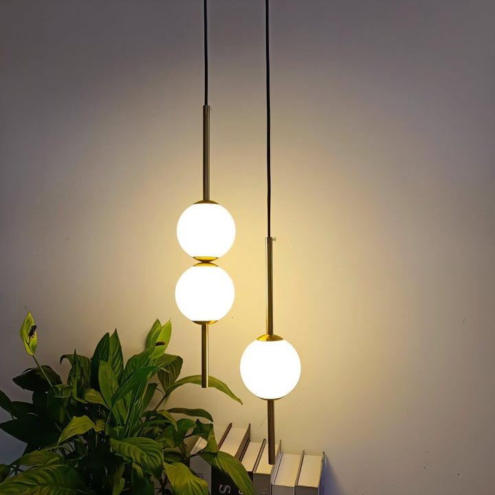 Suspension LED ajustable, luminaire design pour cuisine ou salle à manger. Crée une ambiance moderne et une lumière décorative.