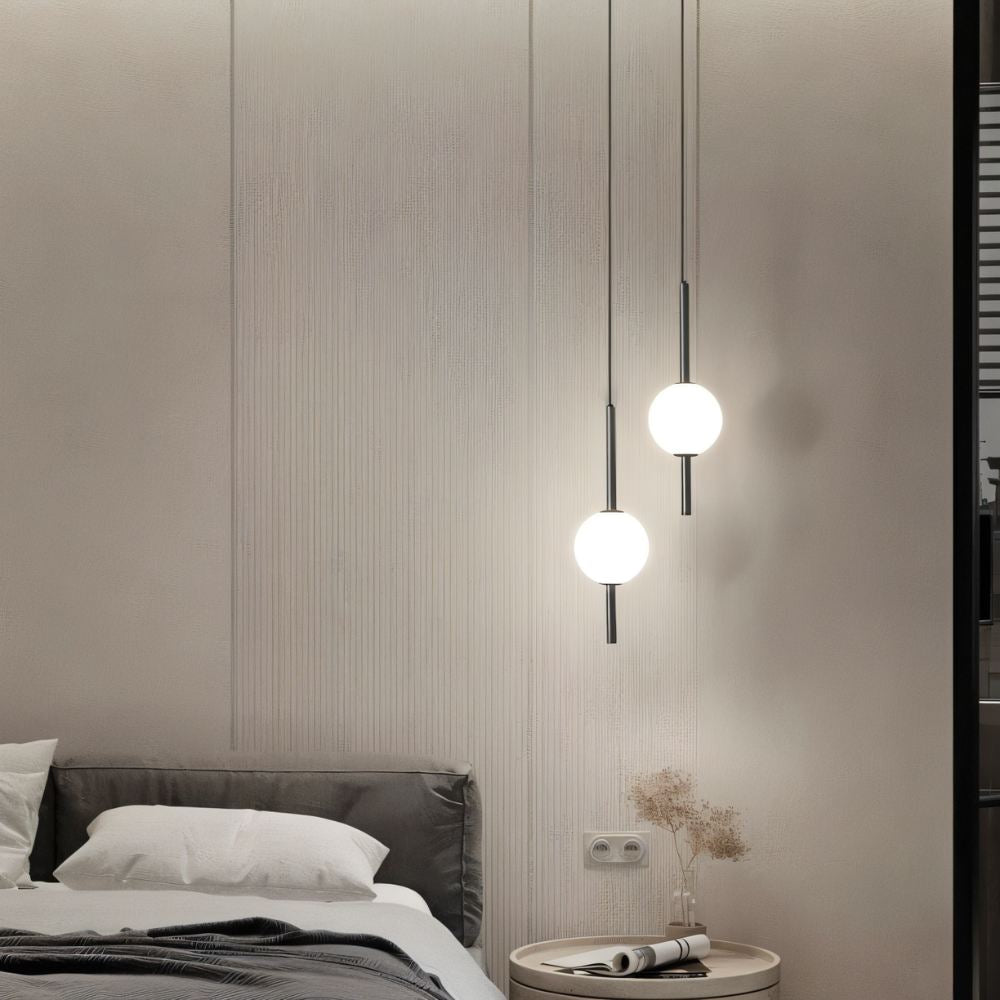 Élégante suspension LED pour intérieur contemporain. Offre un éclairage ajustable, parfait pour salle à manger ou salon design.