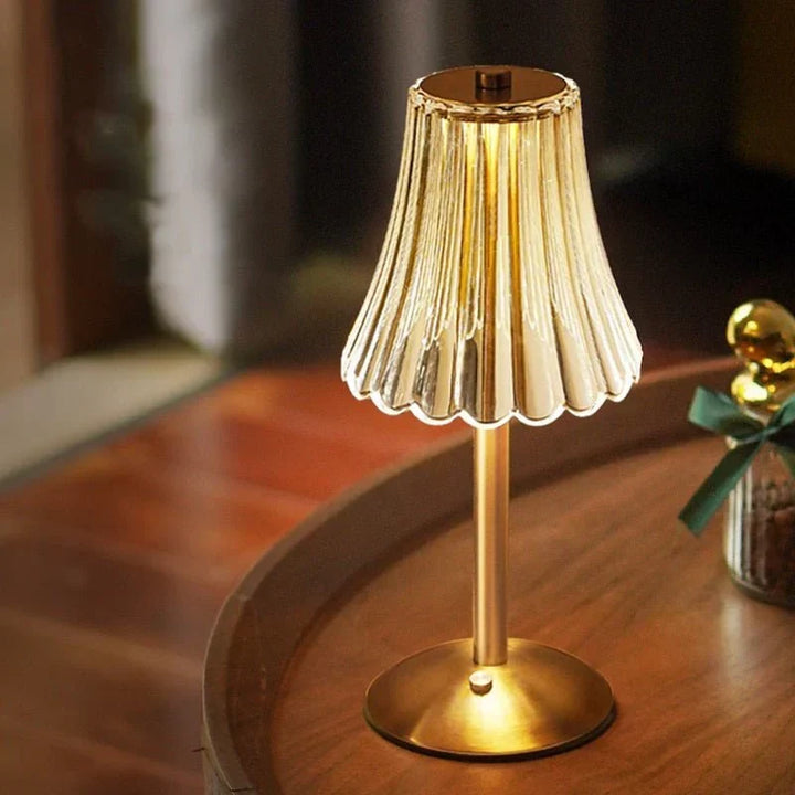Lampe de table LED tactile avec abat-jour en cristal étincelant et base dorée. Décoration moderne et chic.