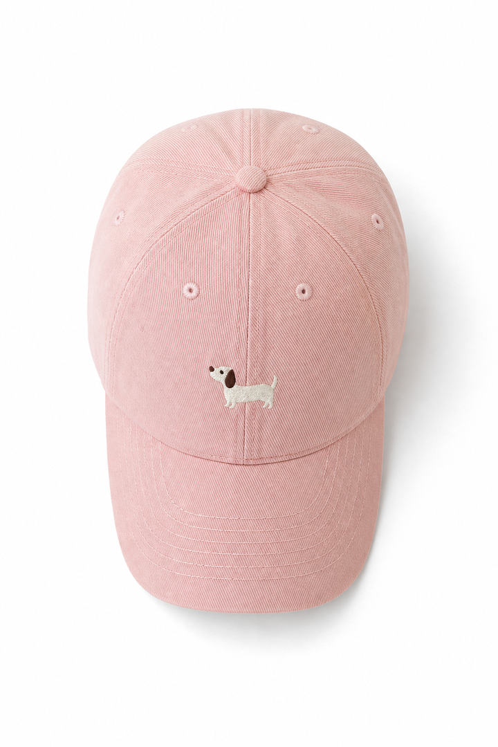 Casquette femme élégante en coton, broderie teckel fine, idéale pour un look décontracté.