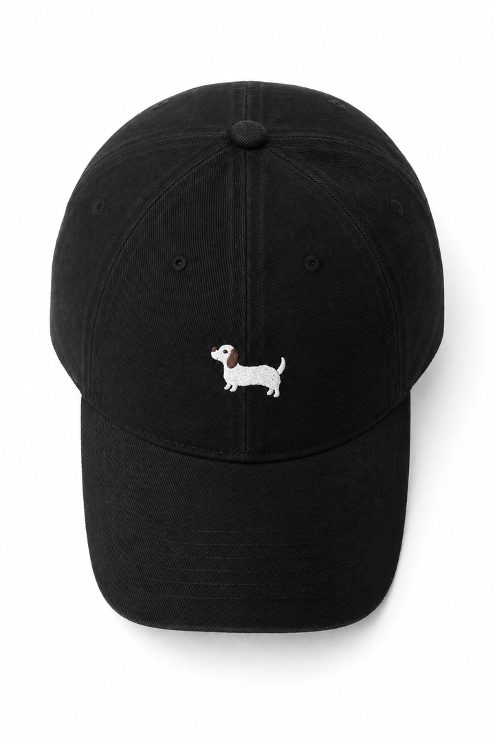 Casquette en coton pour femme, broderie teckel unique, ajustable pour un ajustement parfait.