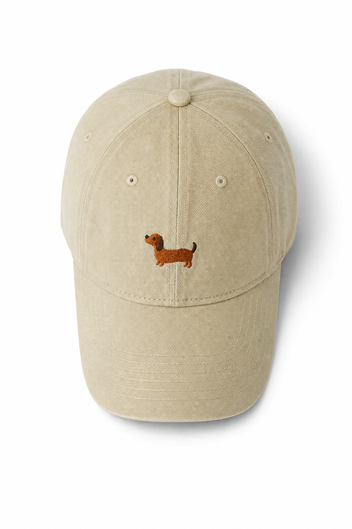 Chapeau femme décontracté en coton avec broderie teckel détaillée, accessoire mode unique.